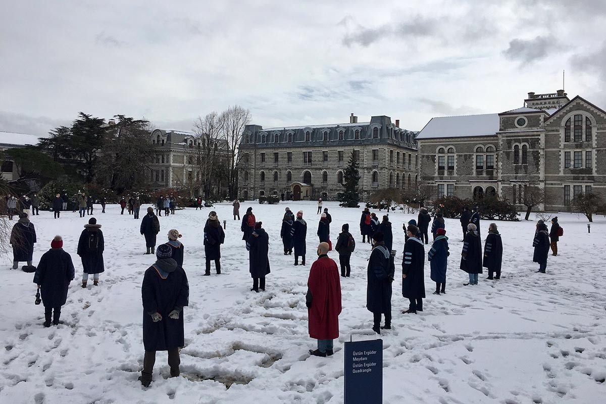 Boğaziçi Üniversitesi akademisyenleri kara rağmen nöbet eyleminde kara istifa yazdı.