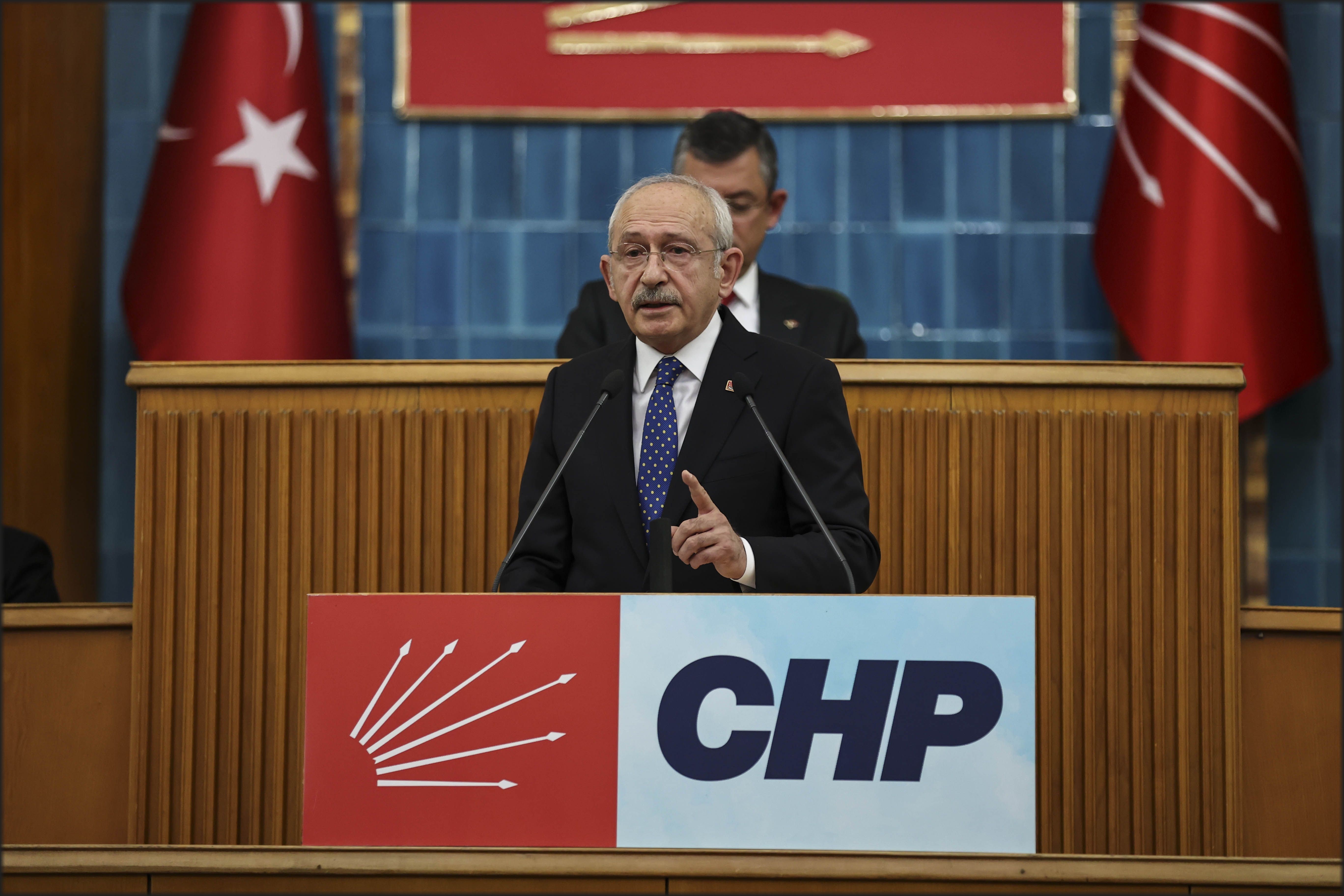 Kemal Kılıçdaroğlu kürsüde konuşurken