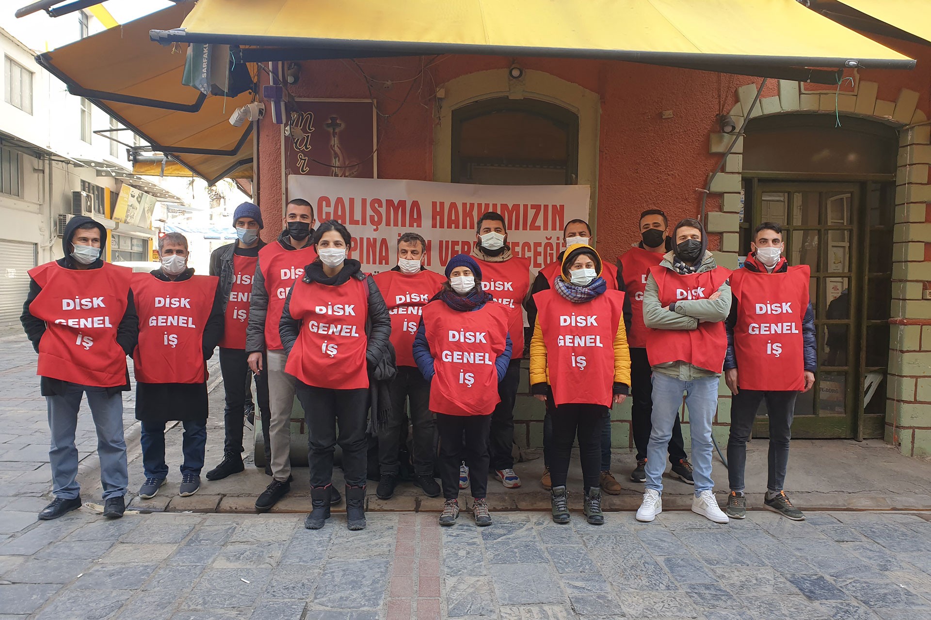 İşten atılan İzmir Büyükşehir Belediyesi işçileri belediye binası önünde direnişe başladı