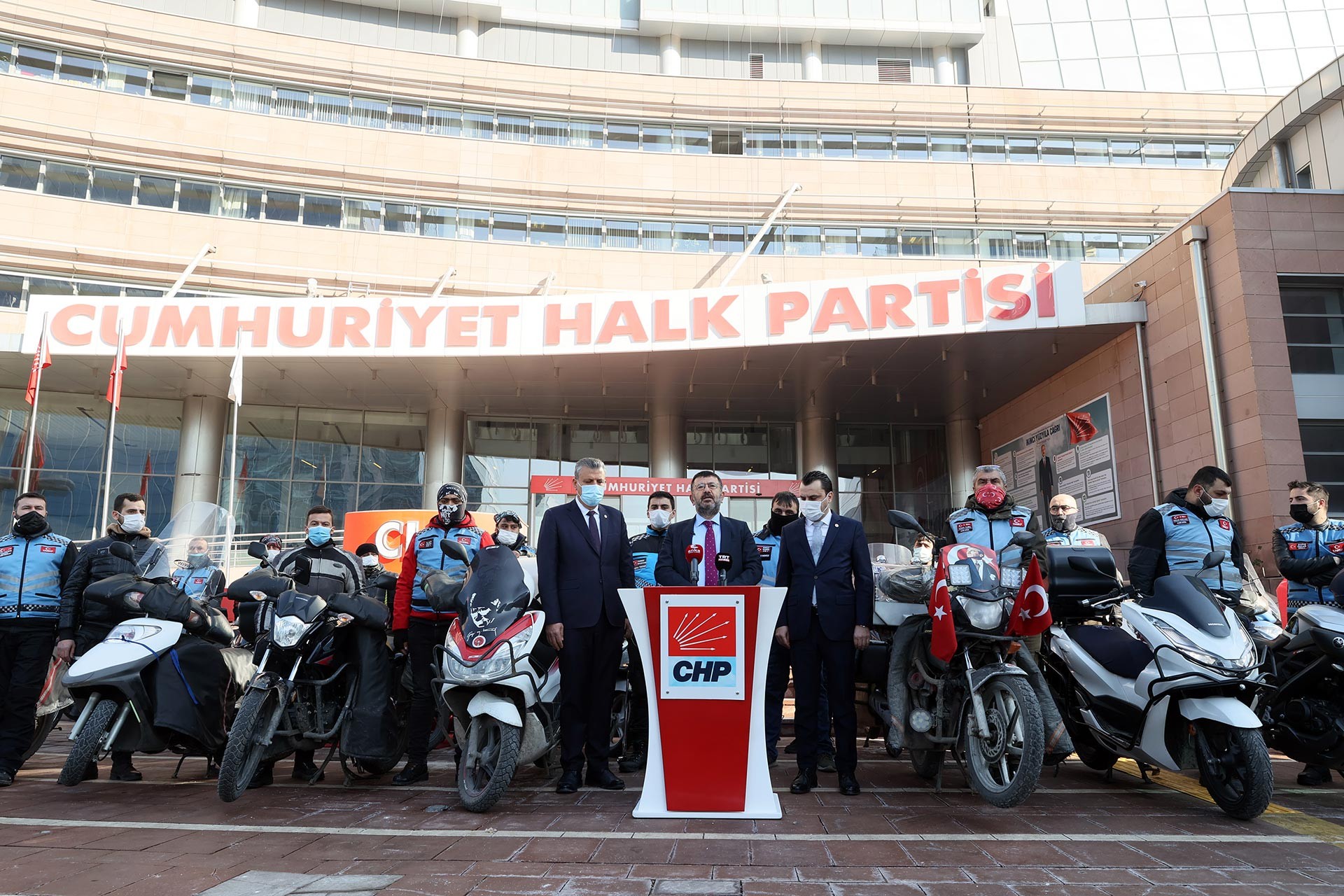 CHP’li Veli Ağbaba beraberinde Adana Milletvekili Ayhan Barut ve Manisa Milletvekili Bekir Başevirgen, Federasyon başkanı Çağdaş Yavuz ve motokuryeler ile birlikte CHP Genel Merkezi önünde.