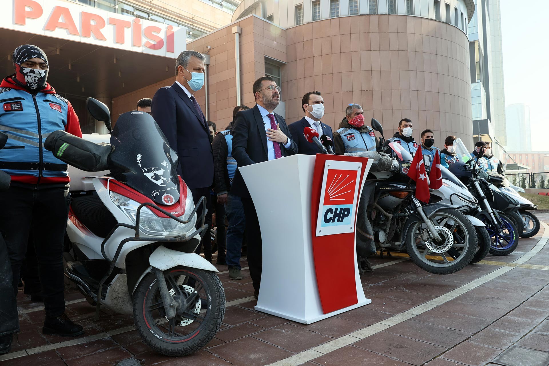 CHP’li Veli Ağbaba beraberinde Adana Milletvekili Ayhan Barut ve Manisa Milletvekili Bekir Başevirgen, Federasyon başkanı Çağdaş Yavuz ve motokuryeler ile birlikte CHP Genel Merkezi önünde.
