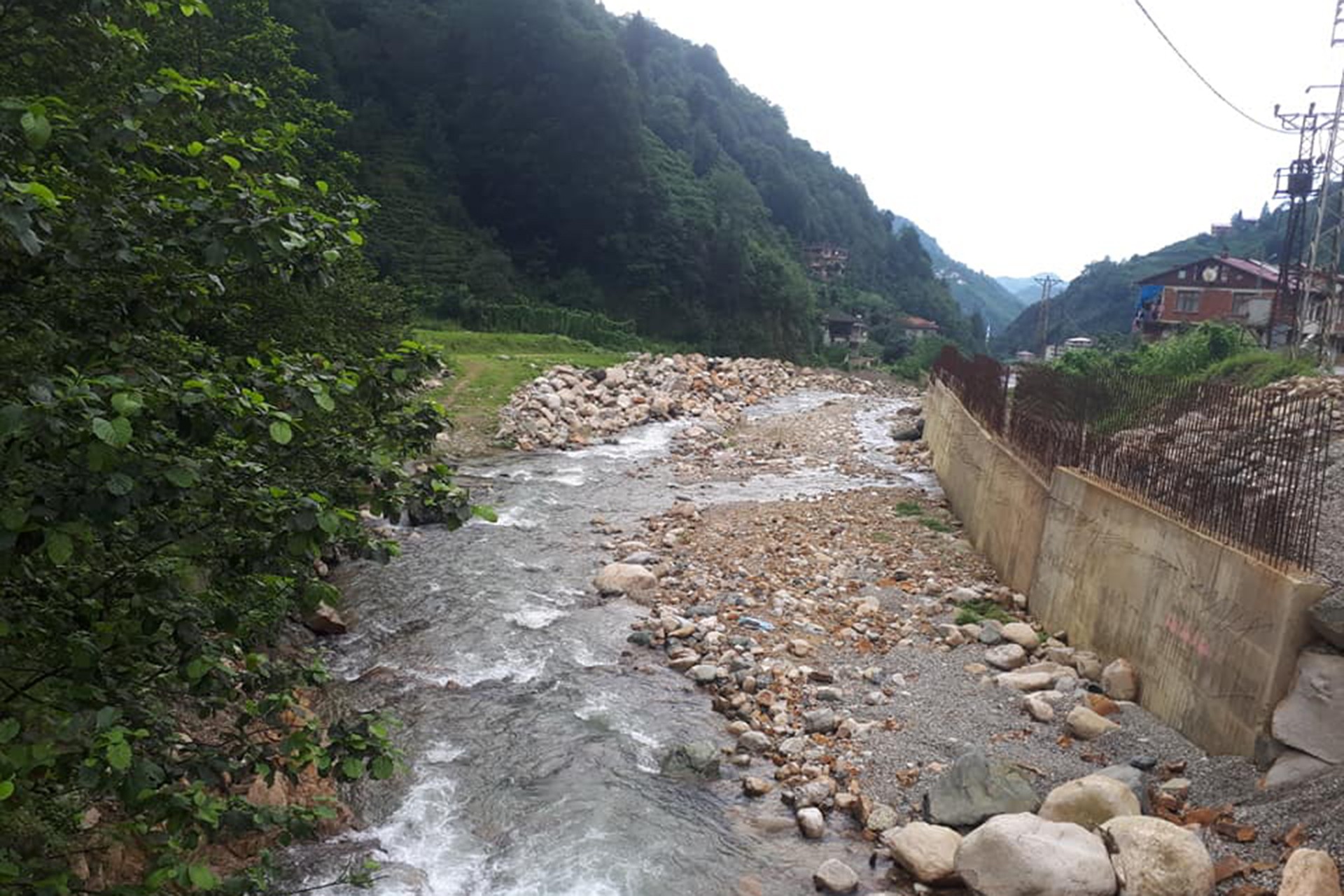 Rize Güneysu'da Gürgen köyünde derenin etrafına çekilen beton setler.