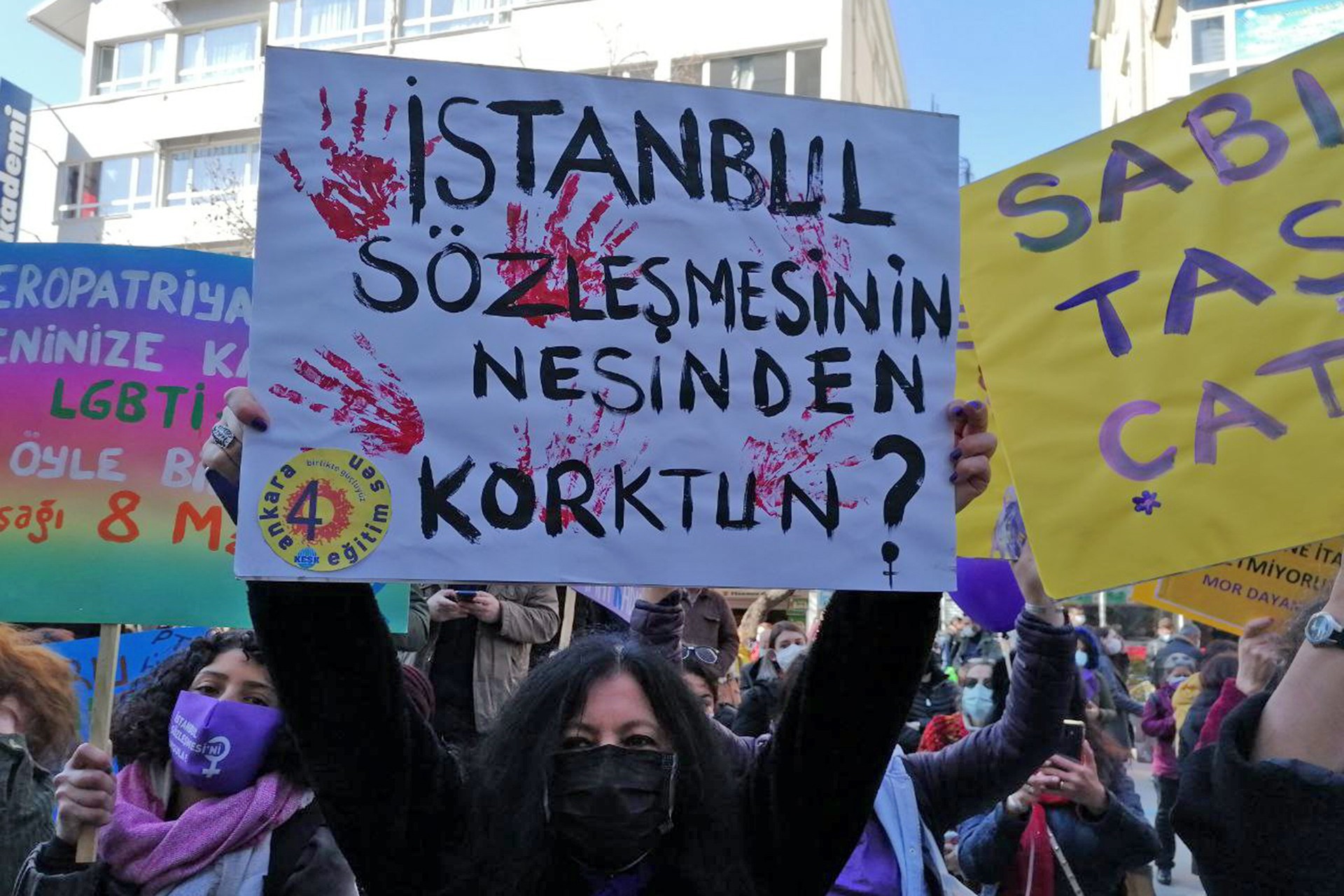 Ankara’da kadınlar, 'Ayrımcılığa, yoksulluğa, erkek ve devlet şiddetine karşı özgürlüğümüz için isyandayız' diyerek 8 Mart Dünya Emekçi Kadınlar Günü’nde buluştu. 