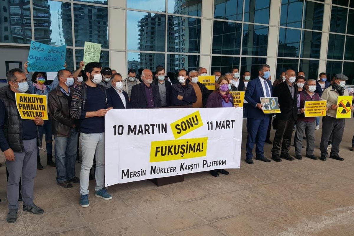 Mersin Nükleer Karşıtı Platform üyeleri, ellerinde pankart ve dövizler