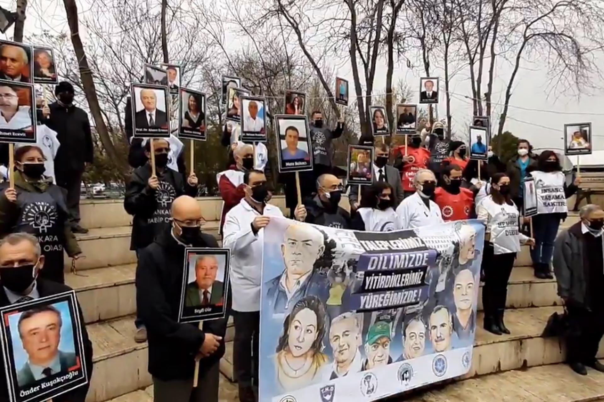 Ankara'da sağlık emekçileri meslektaşlarını andı, onların fotoğraflarının olduğu dövizleri taşıdı