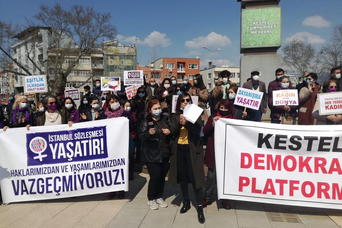 Bursa Kestel'de İstanbul Sözleşmesi eyleminde kadınlar pankartlarıyla.