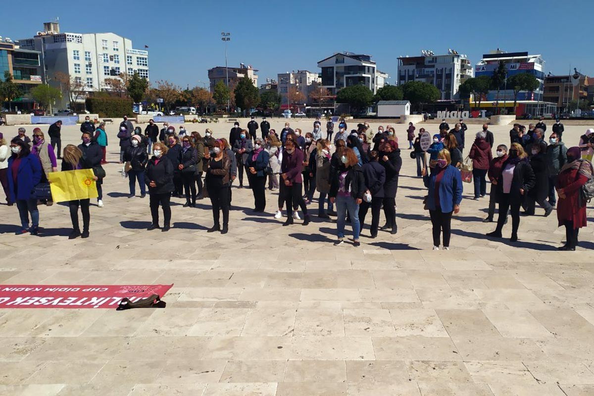 Didim'de İstanbul Sözleşmesi eyleminde kadınlar.