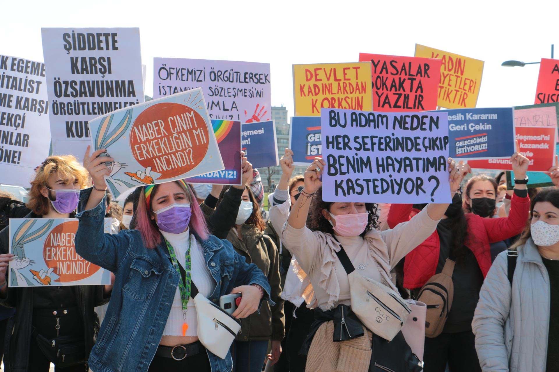 İzmir'de İstanbul Sözleşmesi eyleminde dövizleriyle.