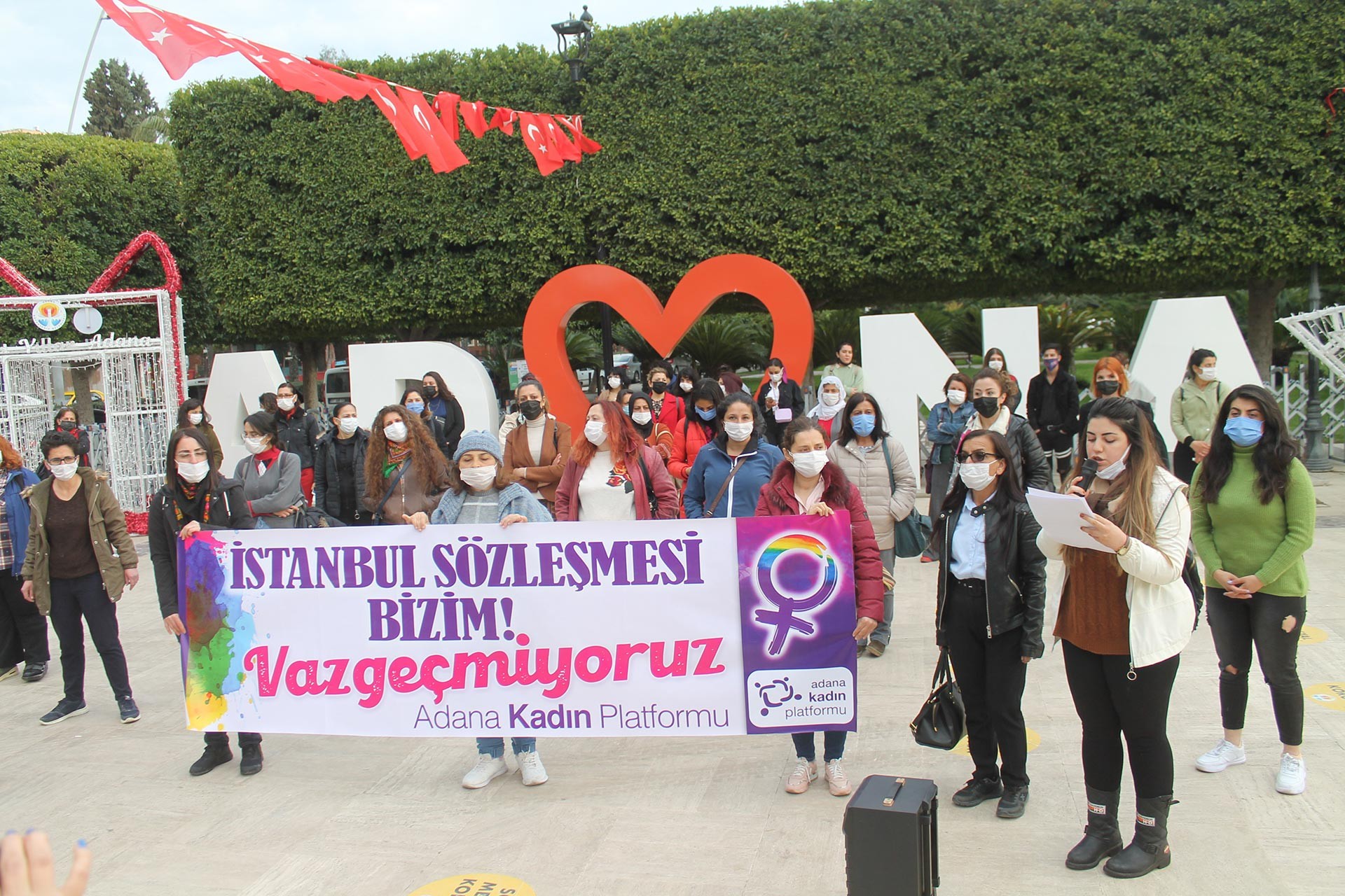 Adana'da kadınlar İstanbul Sözleşmesi eyleminde. 