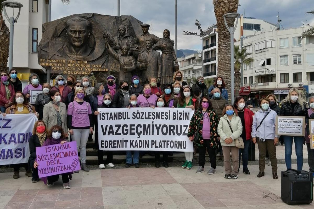 Edremit'te kadınlar İstanbul Sözleşmesi eyleminde. 