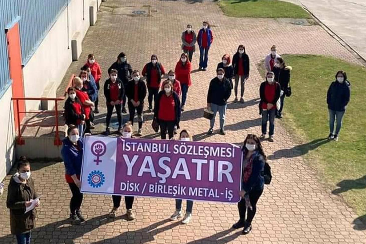  EBZE LEGRAND FABRİKASI İŞÇİLERİ: İSTANBUL SÖZLEŞMESİ YAŞATIR  Gebze'deki Legrand Fabrikası'nda Birleşik Metal-İş üyesi işçilerinin İstanbul Sözleşmesi Bizim pankartı