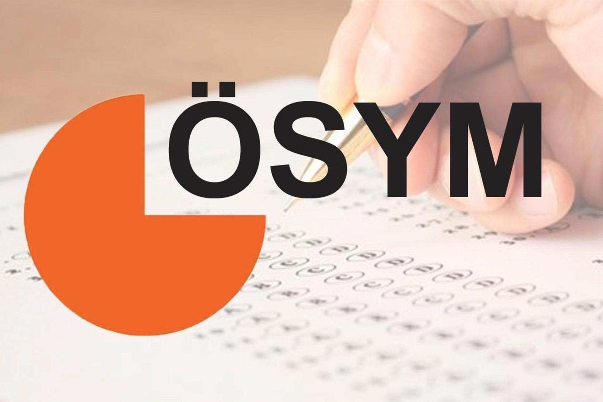 ÖSYM logosu ve fonda sınav kağıdı ve öğrenci eli