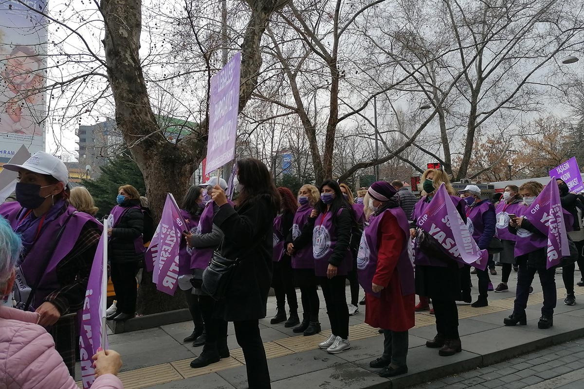 CHP'li kadınlar Güvenpark önünde eylemde