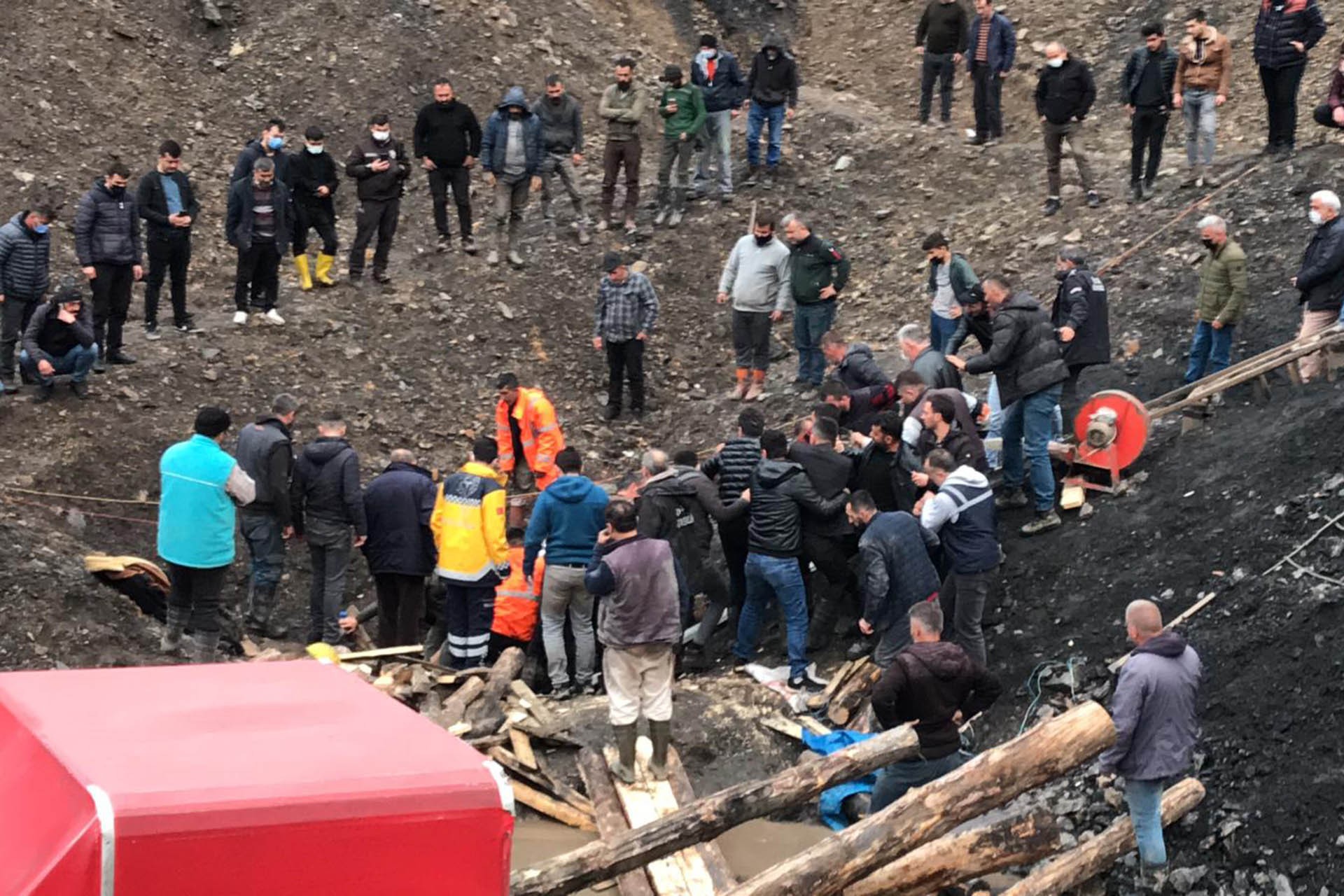 Zonguldak'ta kaçak maden ocağı çevresinde kurtarma çalışmaları