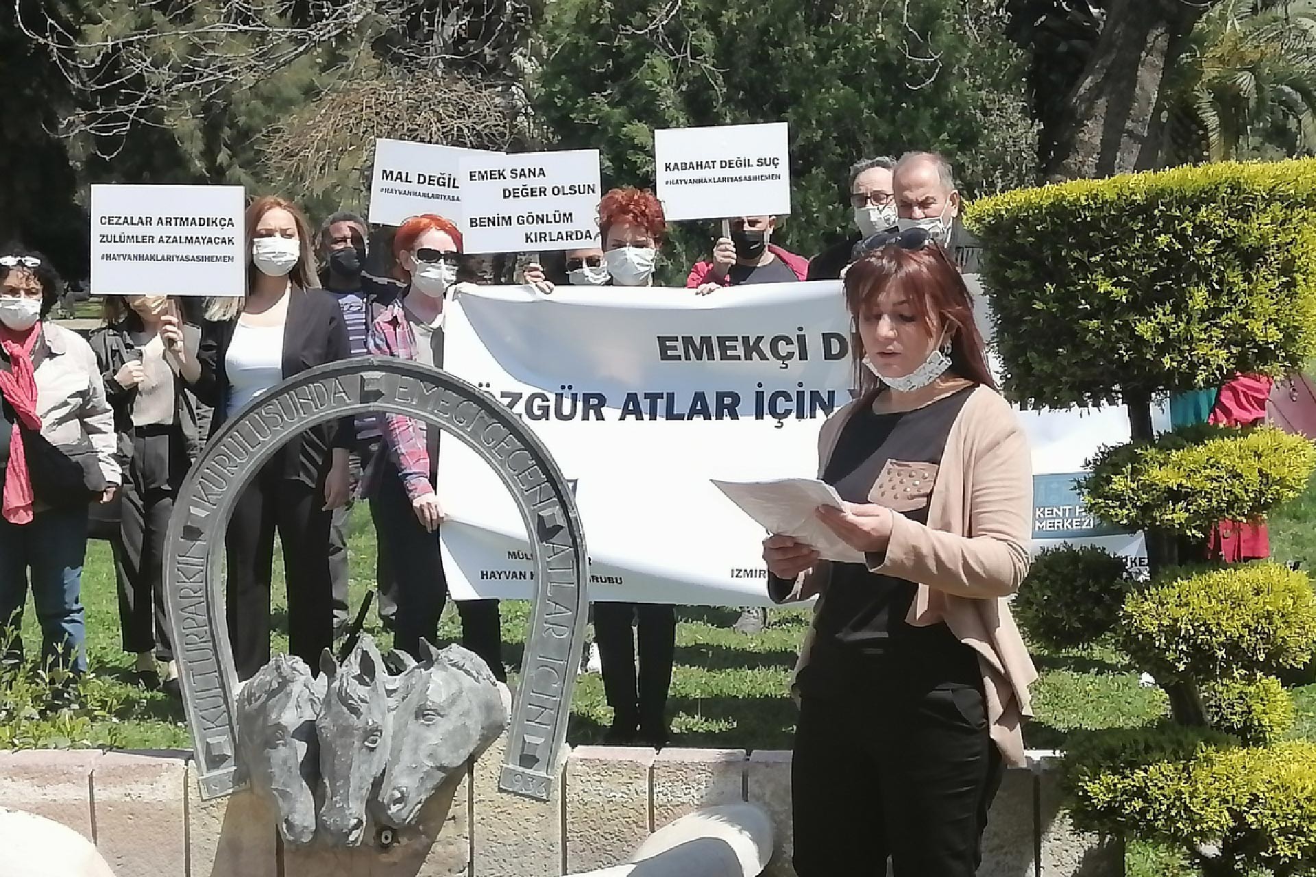 'Emekçi Atlar Heykeli' önünde 'Özgür atlar için yaşam hakkı' çağrısı