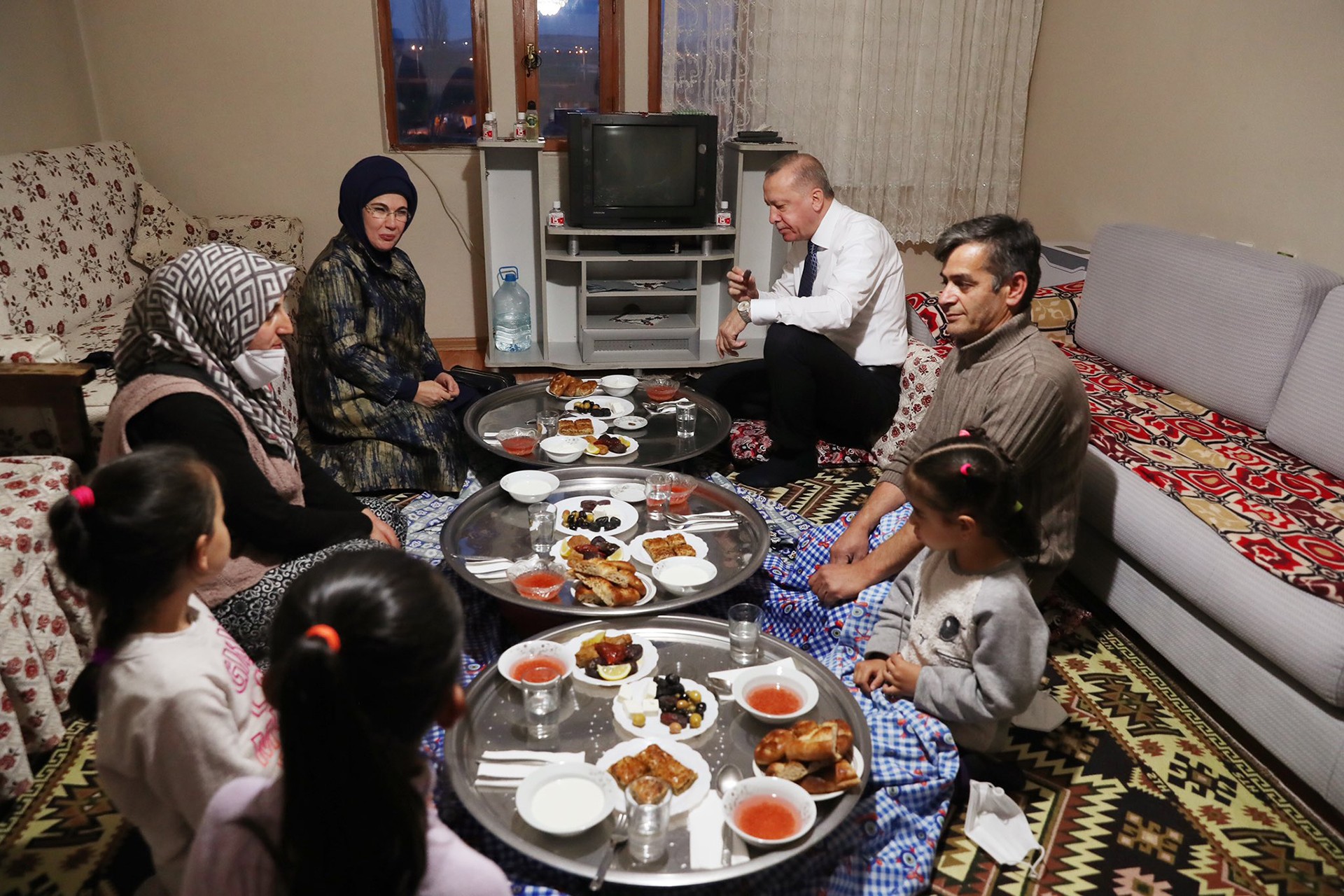 Erdoğan ve eşi, bir ailenin iftar yemeğine misafir oldu.