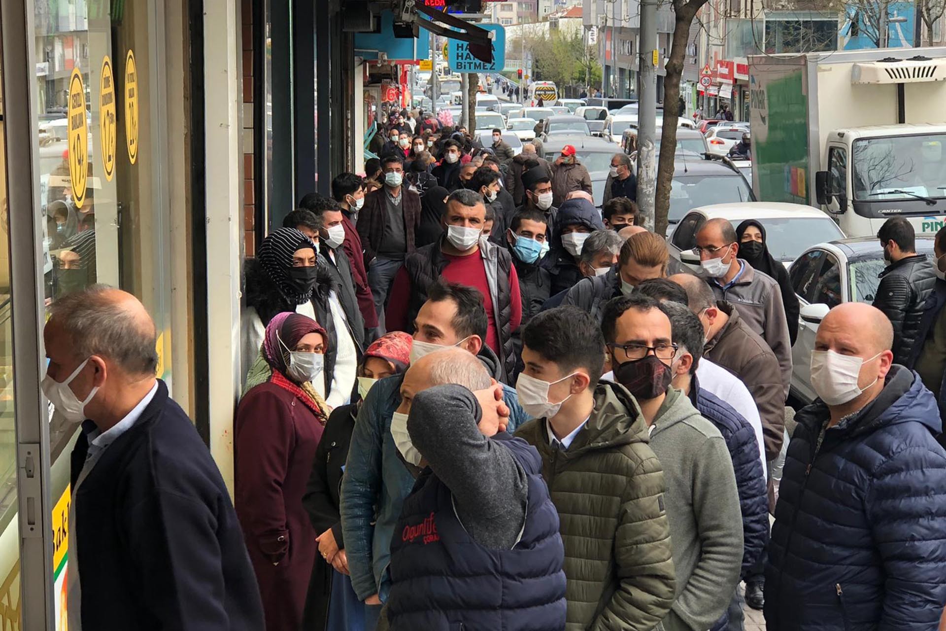 Baklava kuyruğunda bekleyenler