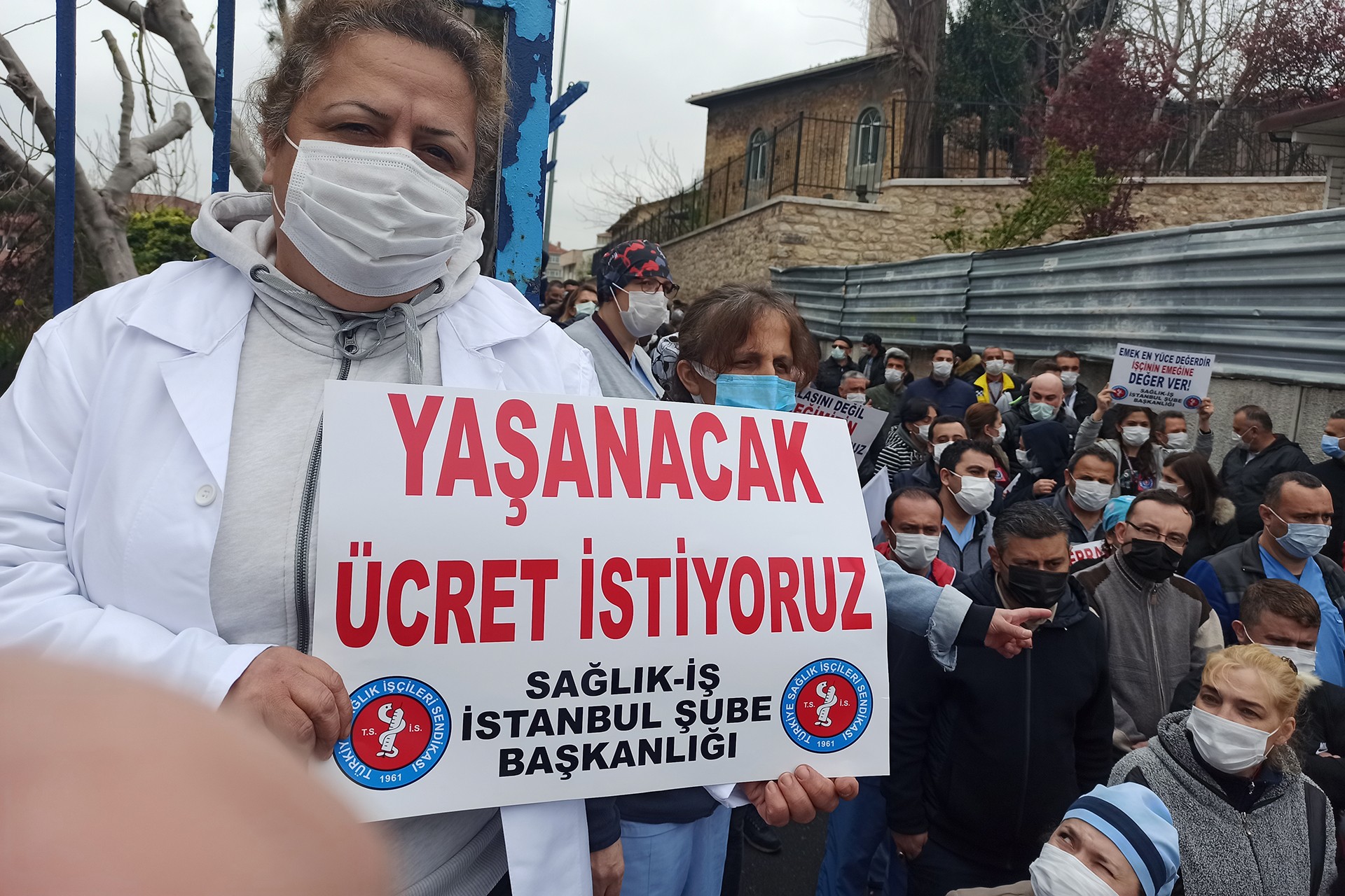 Cerrahpaşa Tıp Fakültesinde görevli sağlık işçileri, kendilerinin onayı olmadan imzalanan TÜHİS sözleşmesine ve dayatılan yüzde 7'lik sefalet zammına tepki gösterdi.