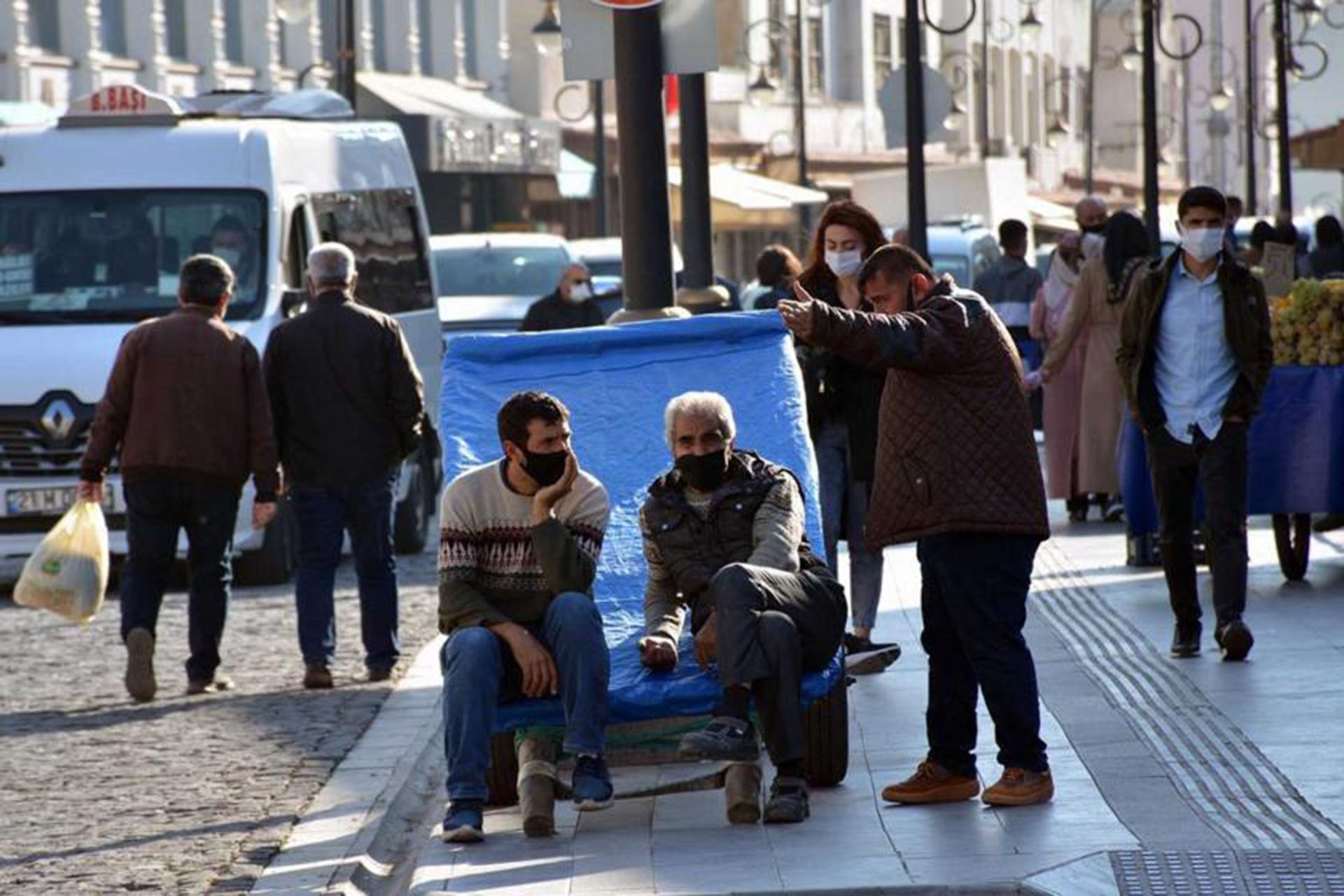 Diyarbakır'da sokakta yürüyenler