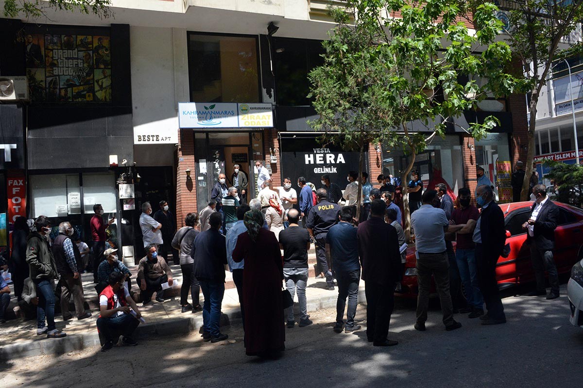 "Tam kapanma" öncesinde izin belgesi kuyrukları oluştu