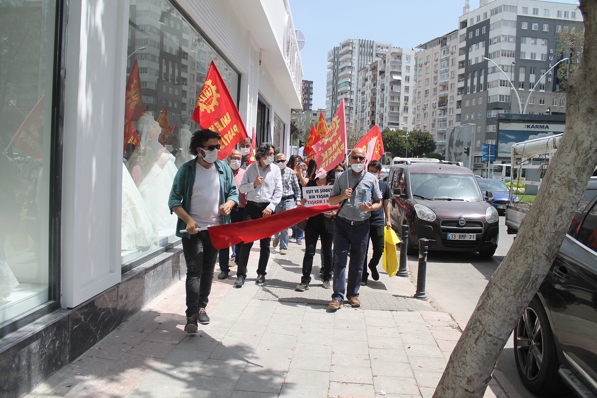 Adana'da 1 Mayıs kutlamasına gelen EMEP üyeleri