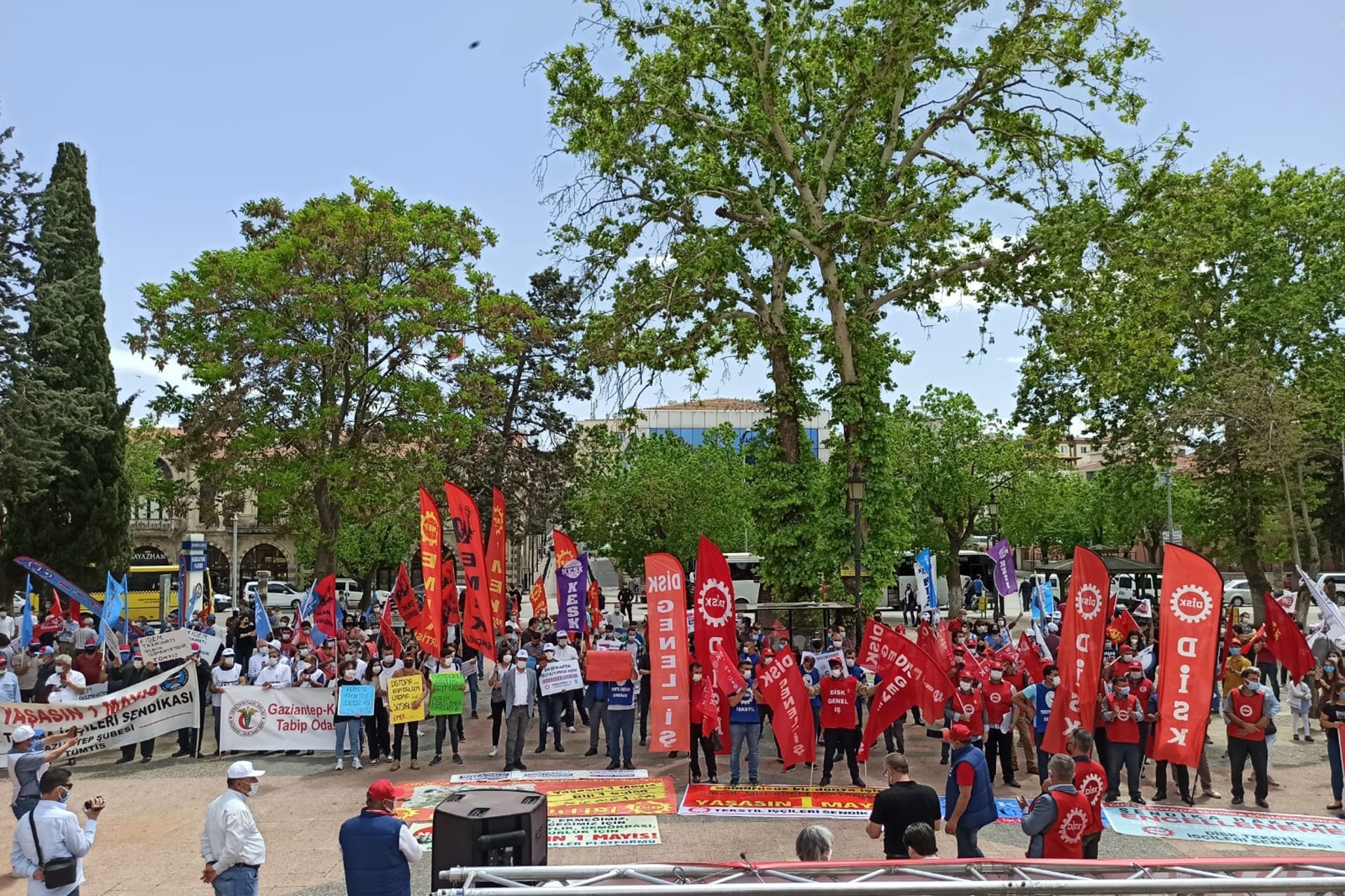 Antep 1 Mayıs’ında işçi ve emekçiler güvenceli iş insanca yaşam hak ve özgürlükleri için bir araya gelip taleplerini haykırdı.