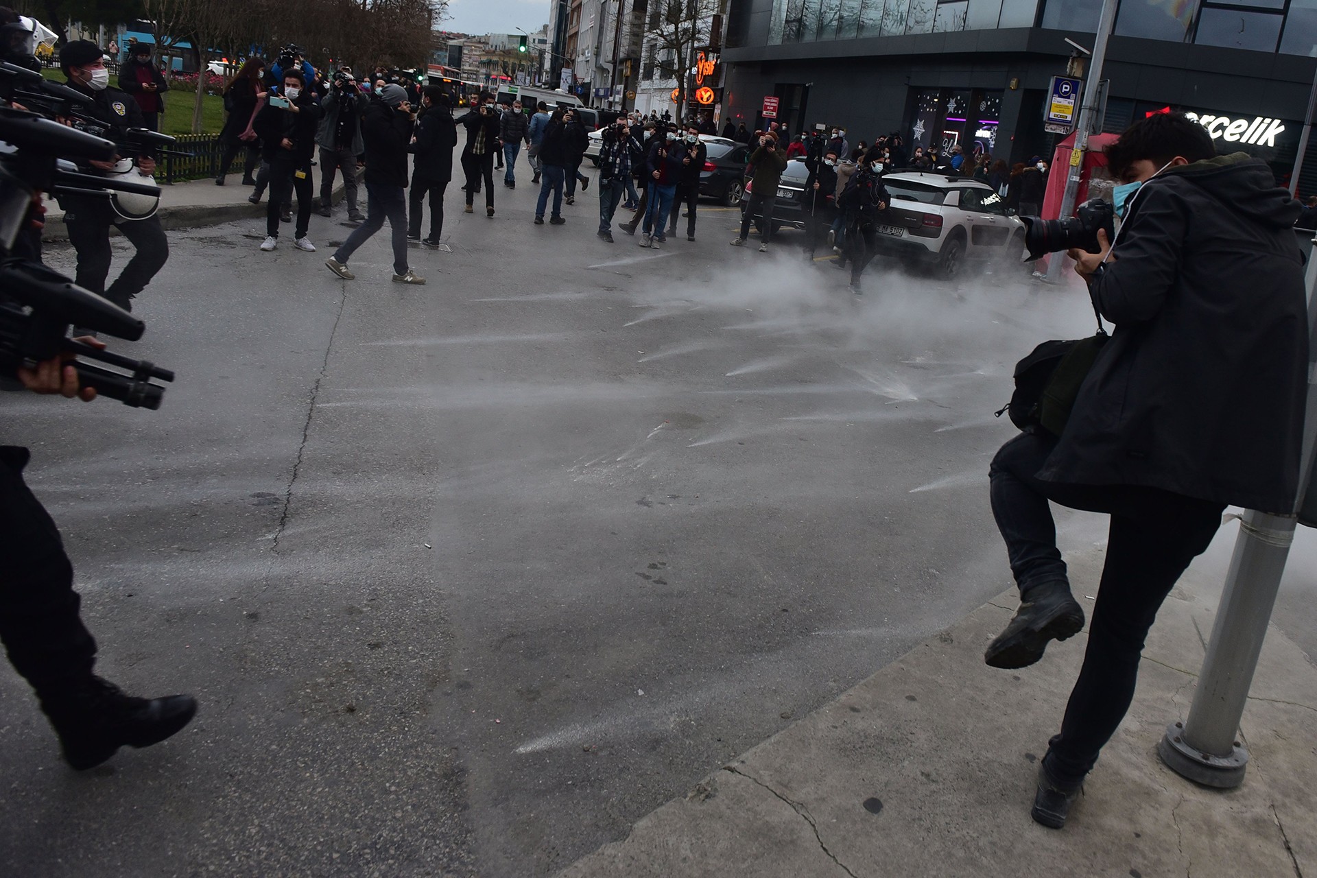 Polis biber gazı sıkarken bir gazeteci arada kalıyor