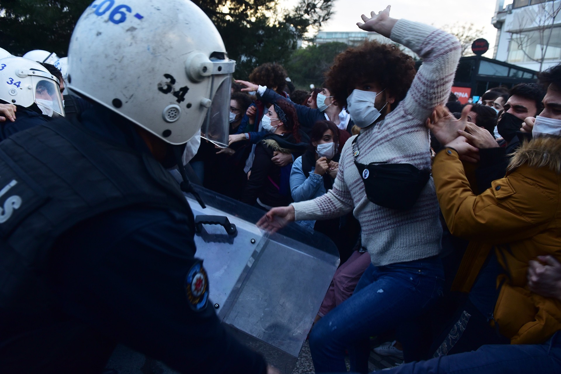 Boğaziçi eylemlerinde bir polis ve öğrenci karşı karşıya