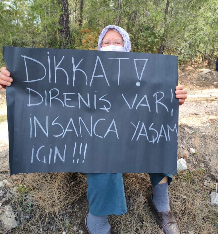 Muğla Milas'a bağlı İkizköy'de ormanlarının linyit madenine kurban edilmesini istemeyen halkın direnişinden bir fotoğraf.