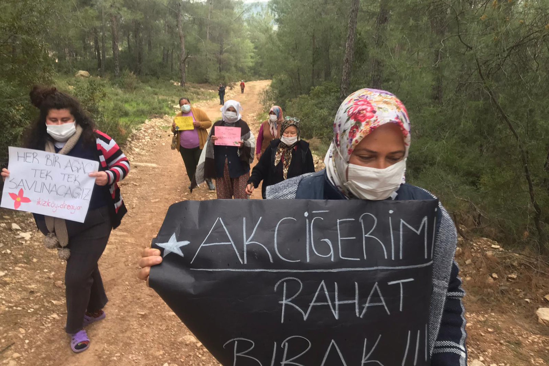 Muğla Milas'a bağlı İkizköy'de ormanlarının linyit madenine kurban edilmesini istemeyen halkın direnişinden bir fotoğraf.