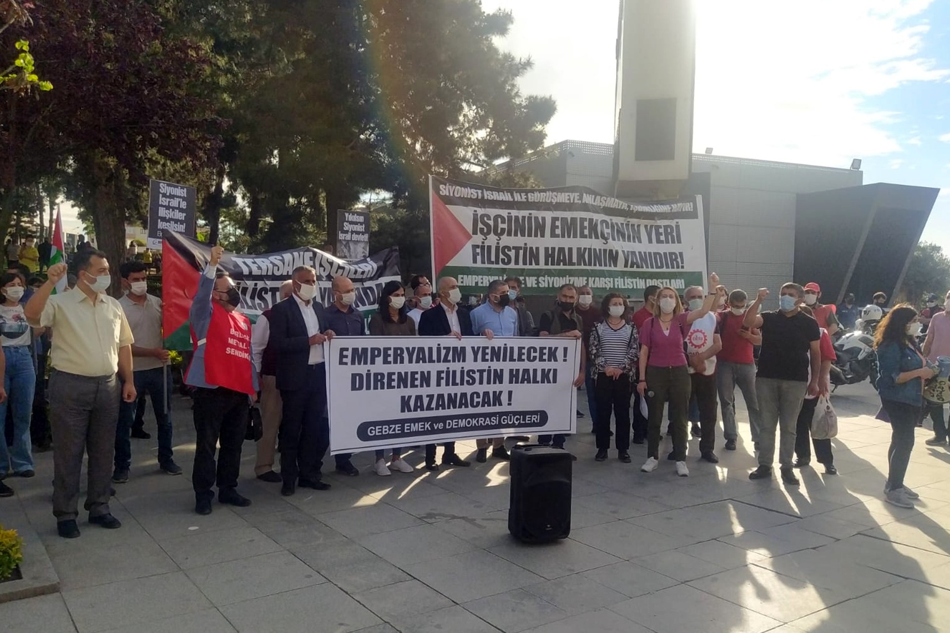 Gebze Emek Barış ve Demokrasi Güçlerinin Filistin'in direnişine destek vermek ve İsrail'i protesto etmek için yaptıkları açıklamadan bir fotoğraf.