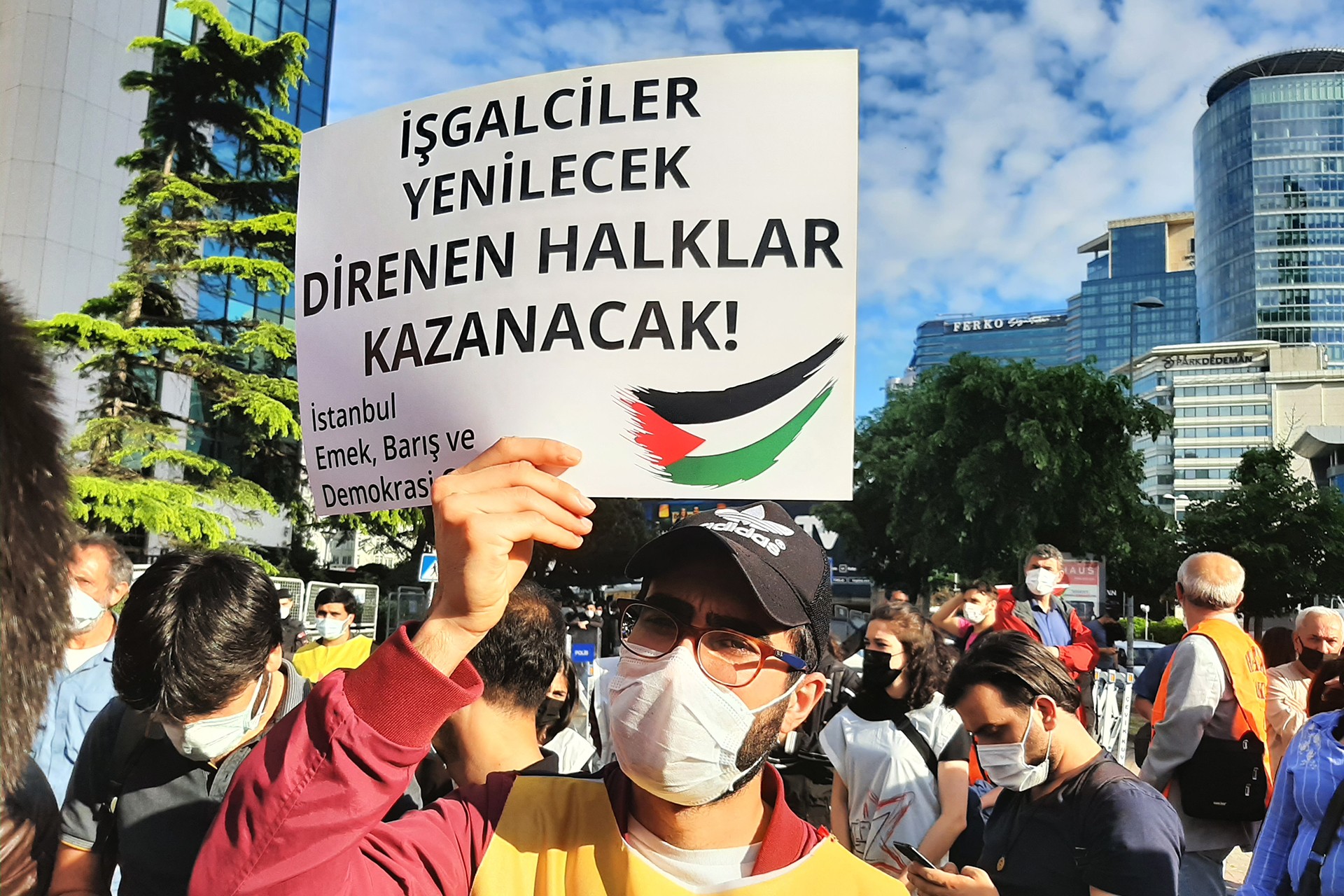 İstanbul Emek Barış ve Demokrasi Güçlerinin Filistin'in direnişine destek vermek ve İsrail'i protesto etmek için yaptıkları açıklamadan bir fotoğraf.