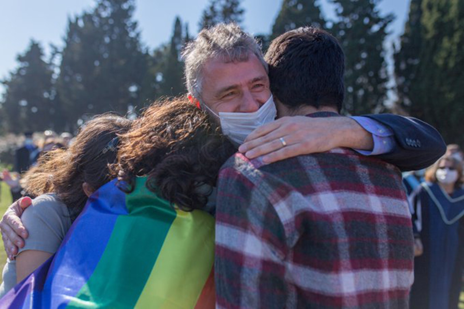 Feyzi Erçin, Boğaziçi Üniversitesi öğrencilerine sarılırken.