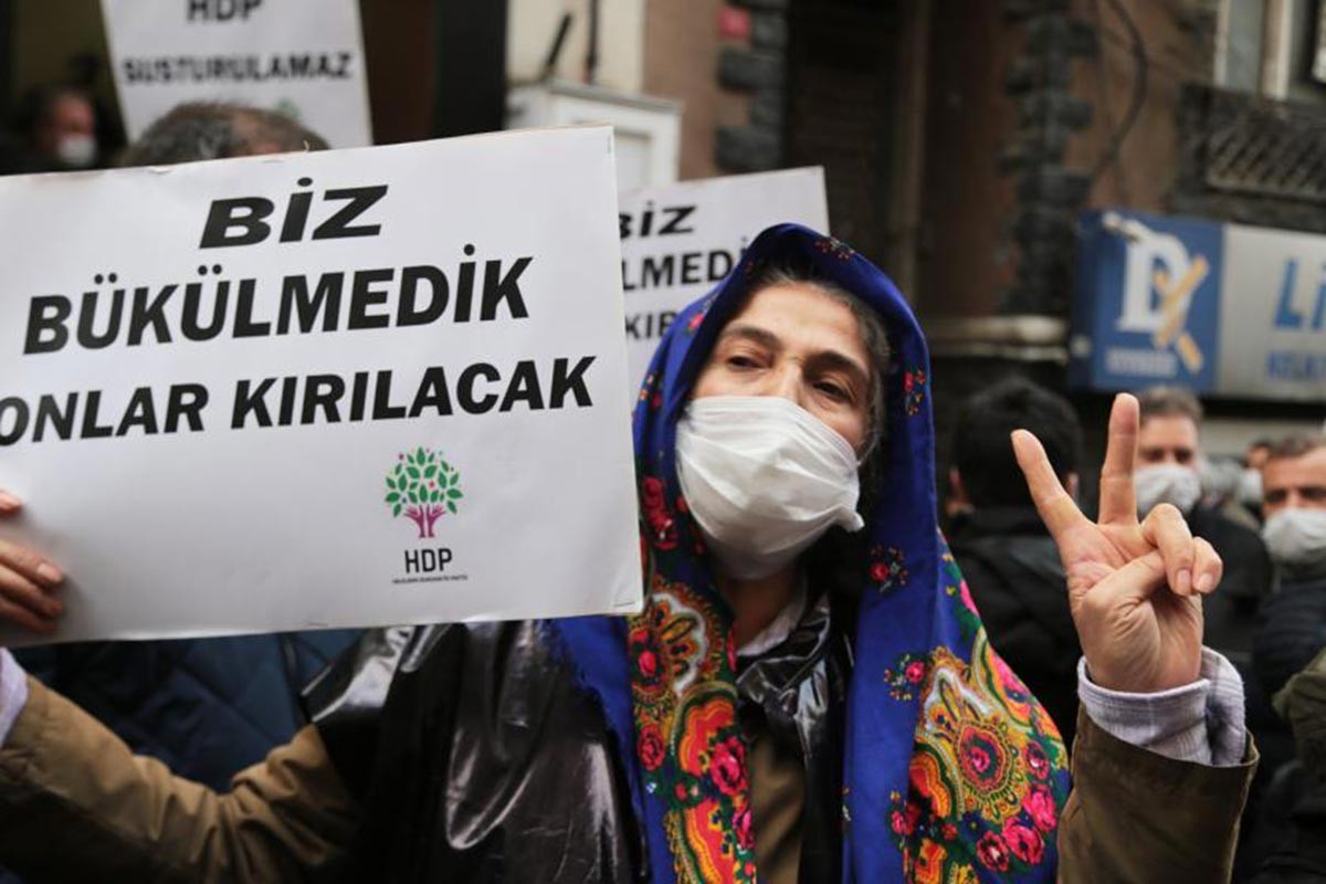 Biz bükülmedik, onlar kırılacak yazılı döviz taşıyan HDP'li kadın