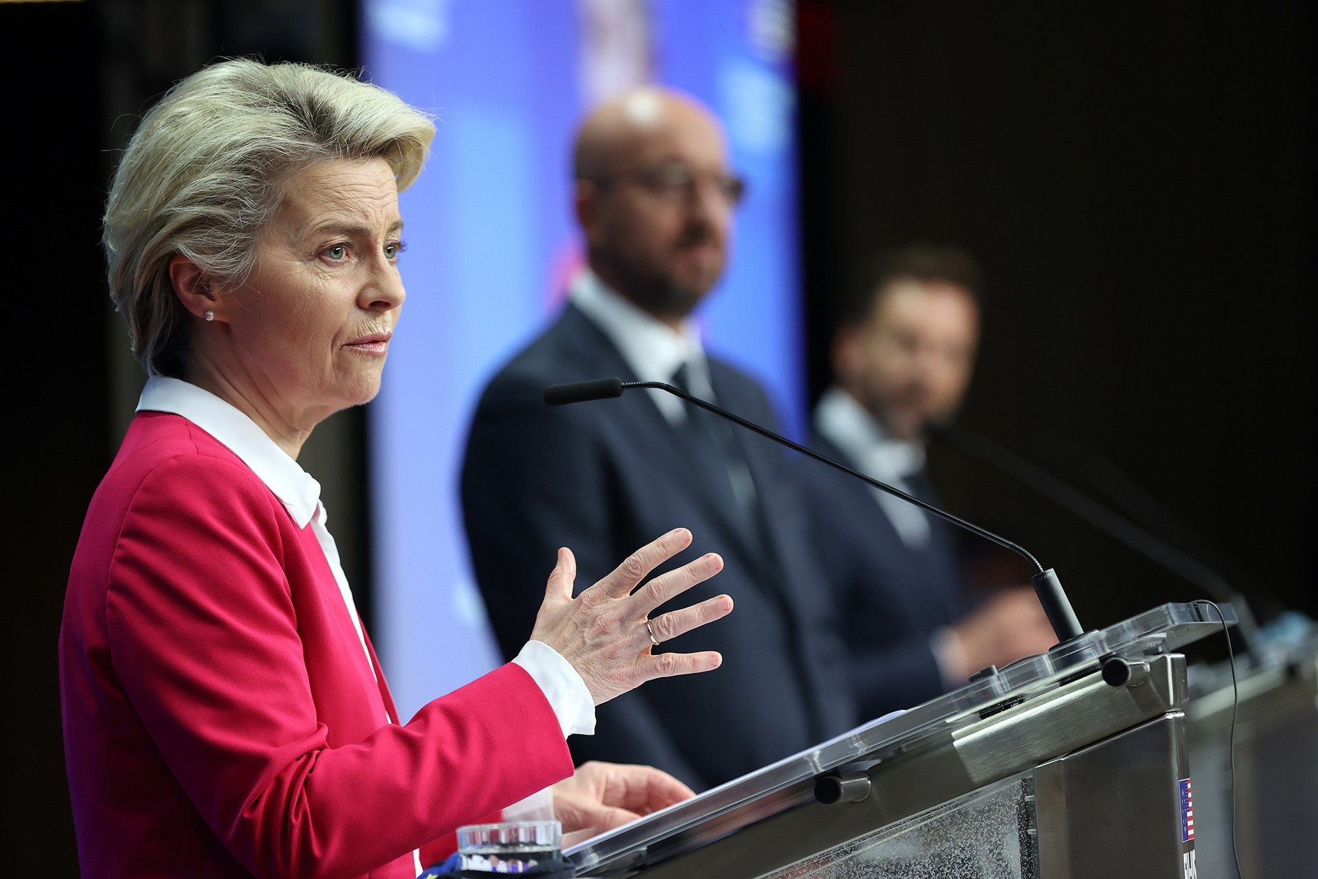 Ursula von der Leyen kürsüde konuşuyor