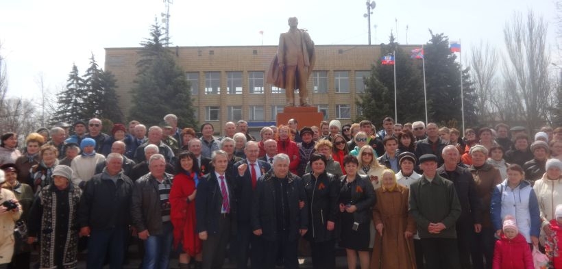 Askerlerin kaldırdığı Lenin heykelini halk yerine koydu