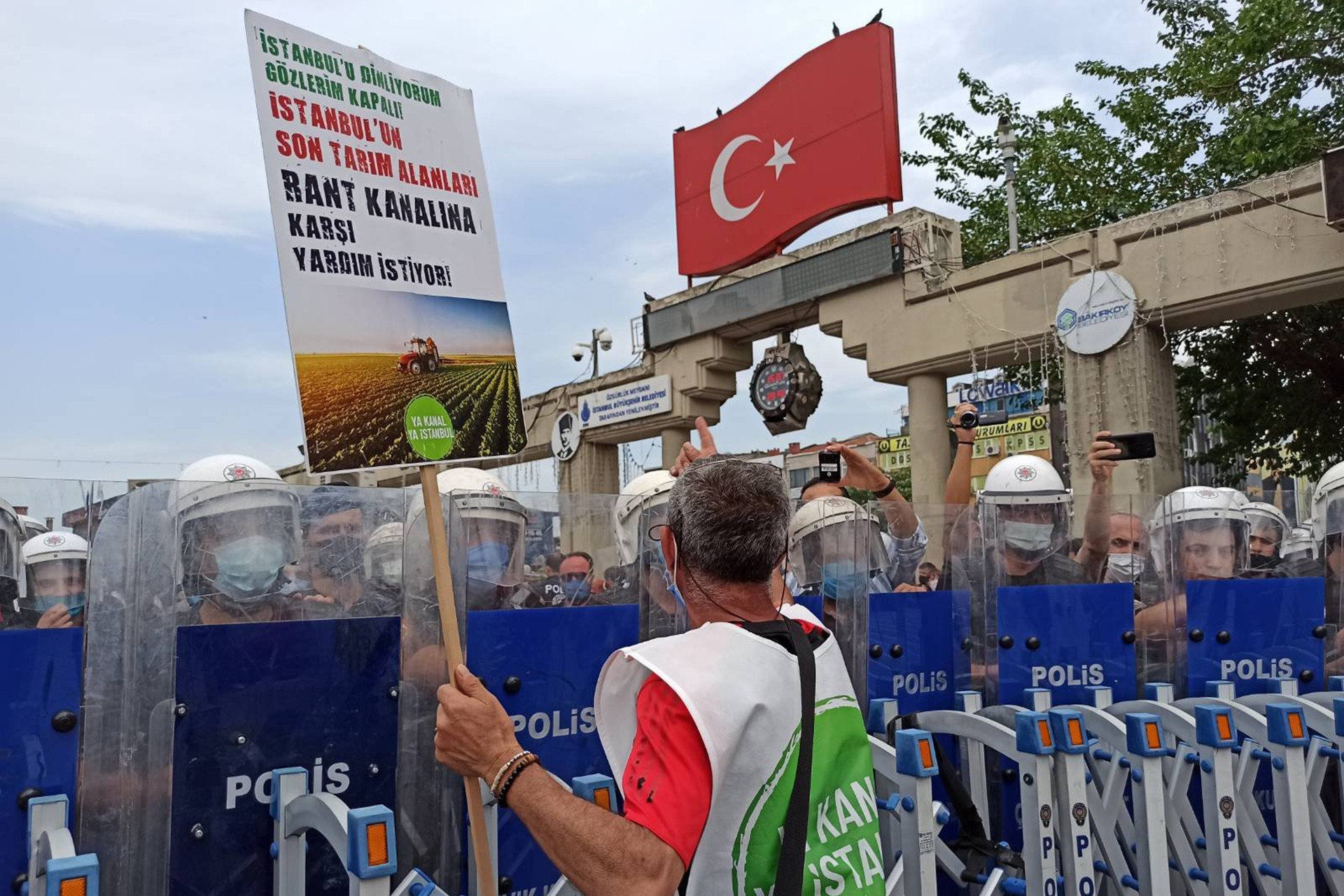 Ya Kanal Ya İstanbul koordinasyonu, Bakırköy Özgürlük Meydanı'nda gerçekleştirilen eylemde 'Kanal'ı yaptırmayacağız' dedi.