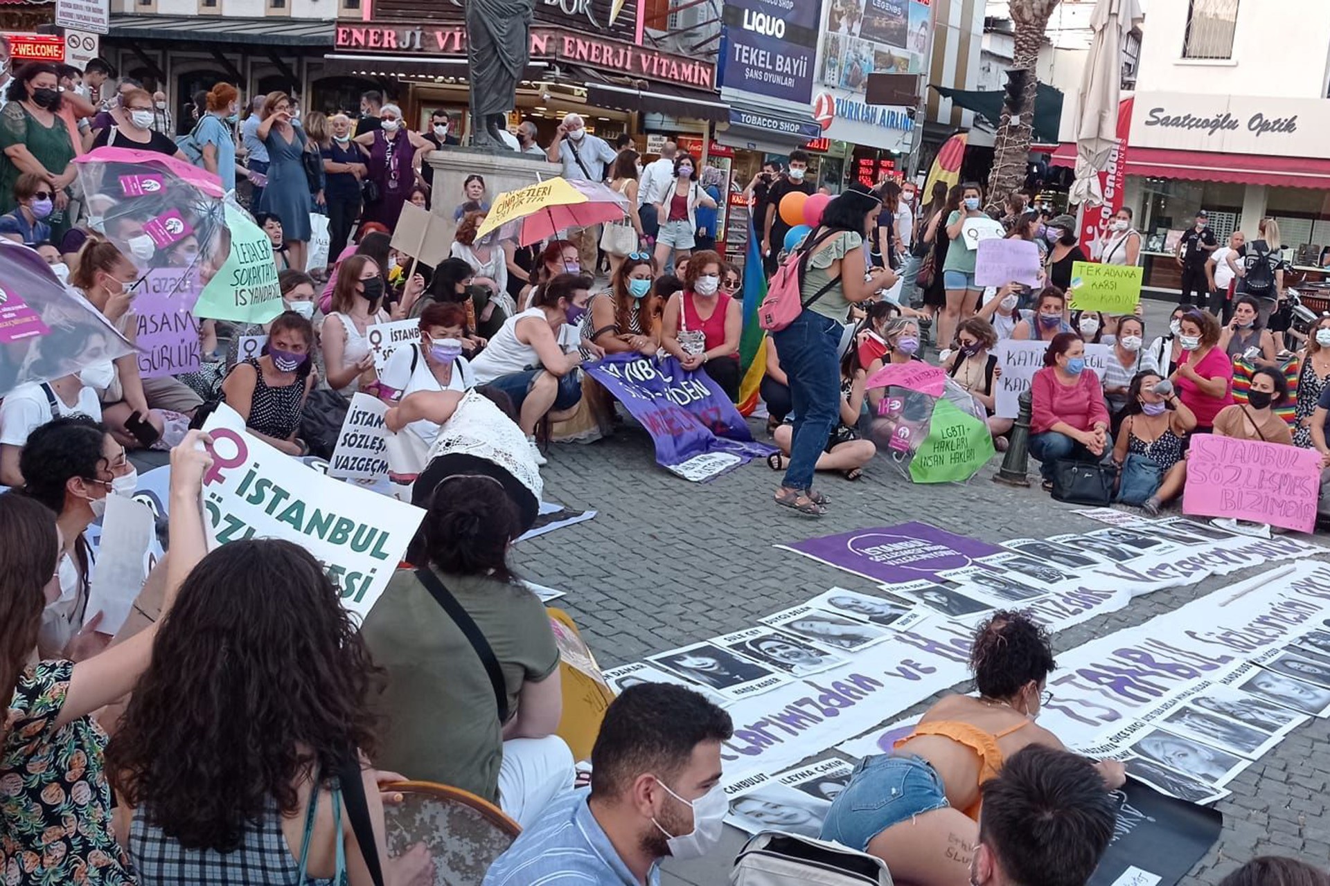 Antalya'da İstanbul Sözleşmesi için buluşan kadınlar 