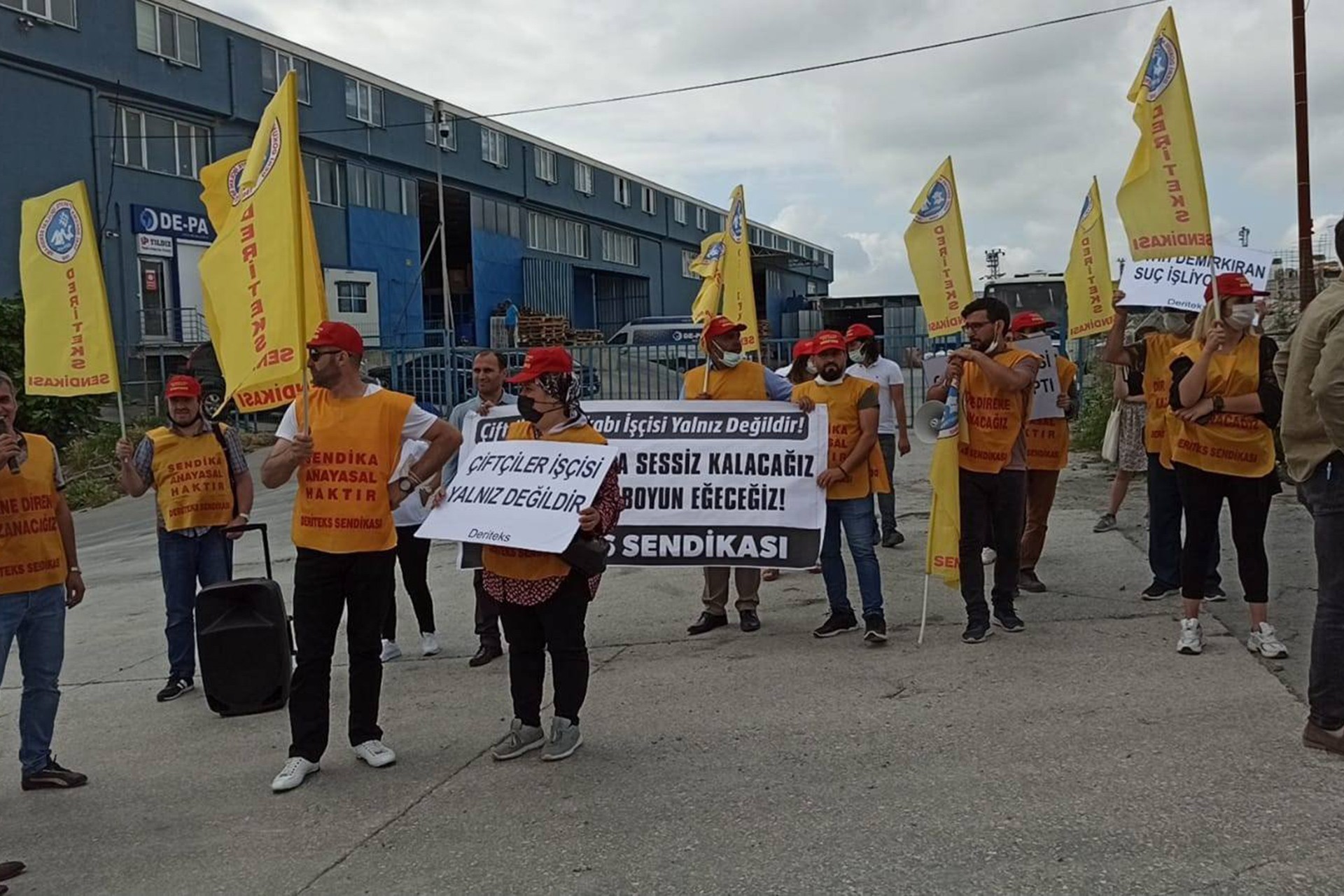 DERİTEKS üyesi Çiftçiler Ayakkabı fabrikası işçilerinin eylemi