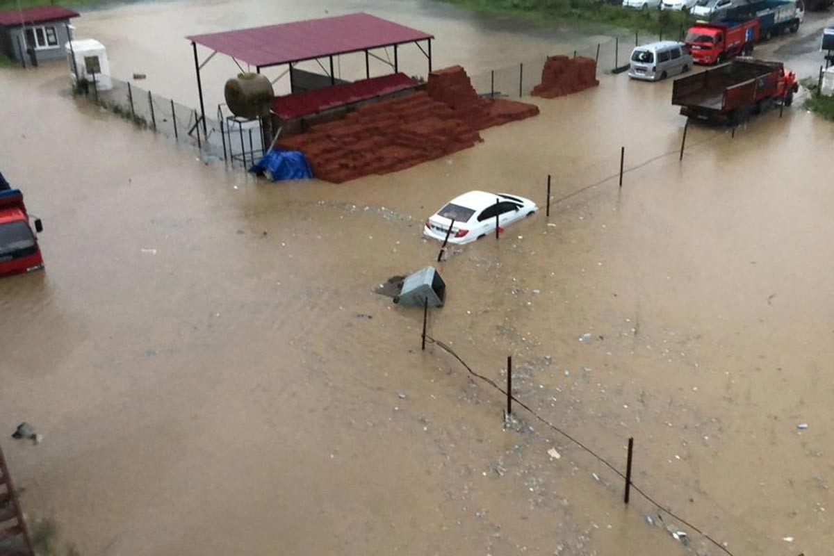 Rize de sel nedeniyle araçlar su altında