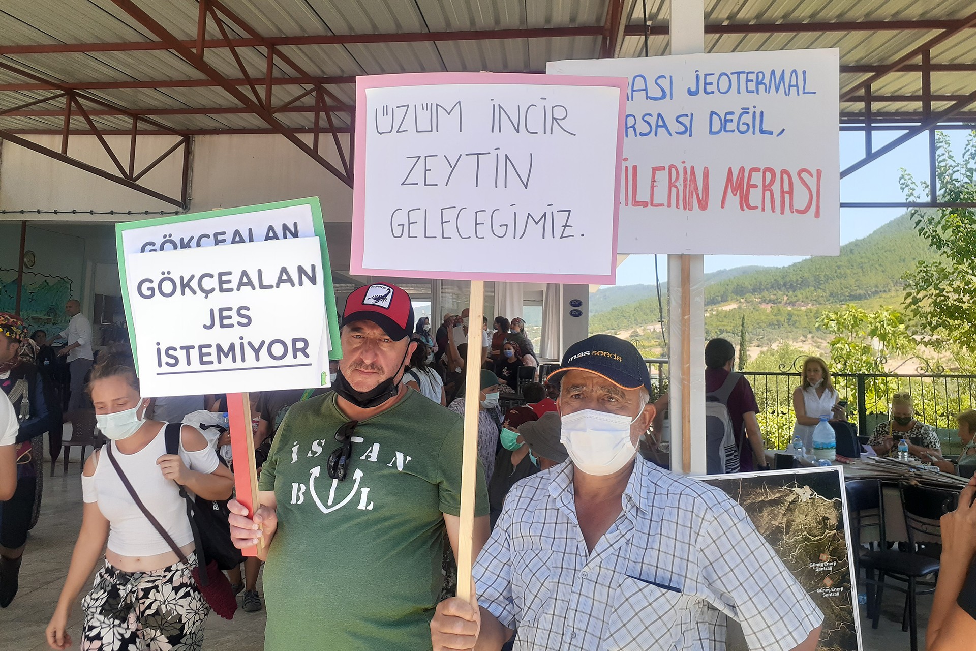 İzmir’in Seferihisar ilçesine bağlı Orhanlı köyünde yapılması planlanan jeotermal enerji santrali (JES) projesine karşı bir araya gelen köylüler, bir kez daha toprağına sahip çıktı.