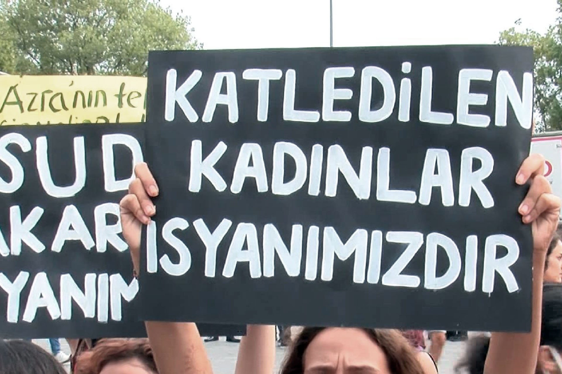 'Katledilen kadınlar isyanımızdır' dövizi