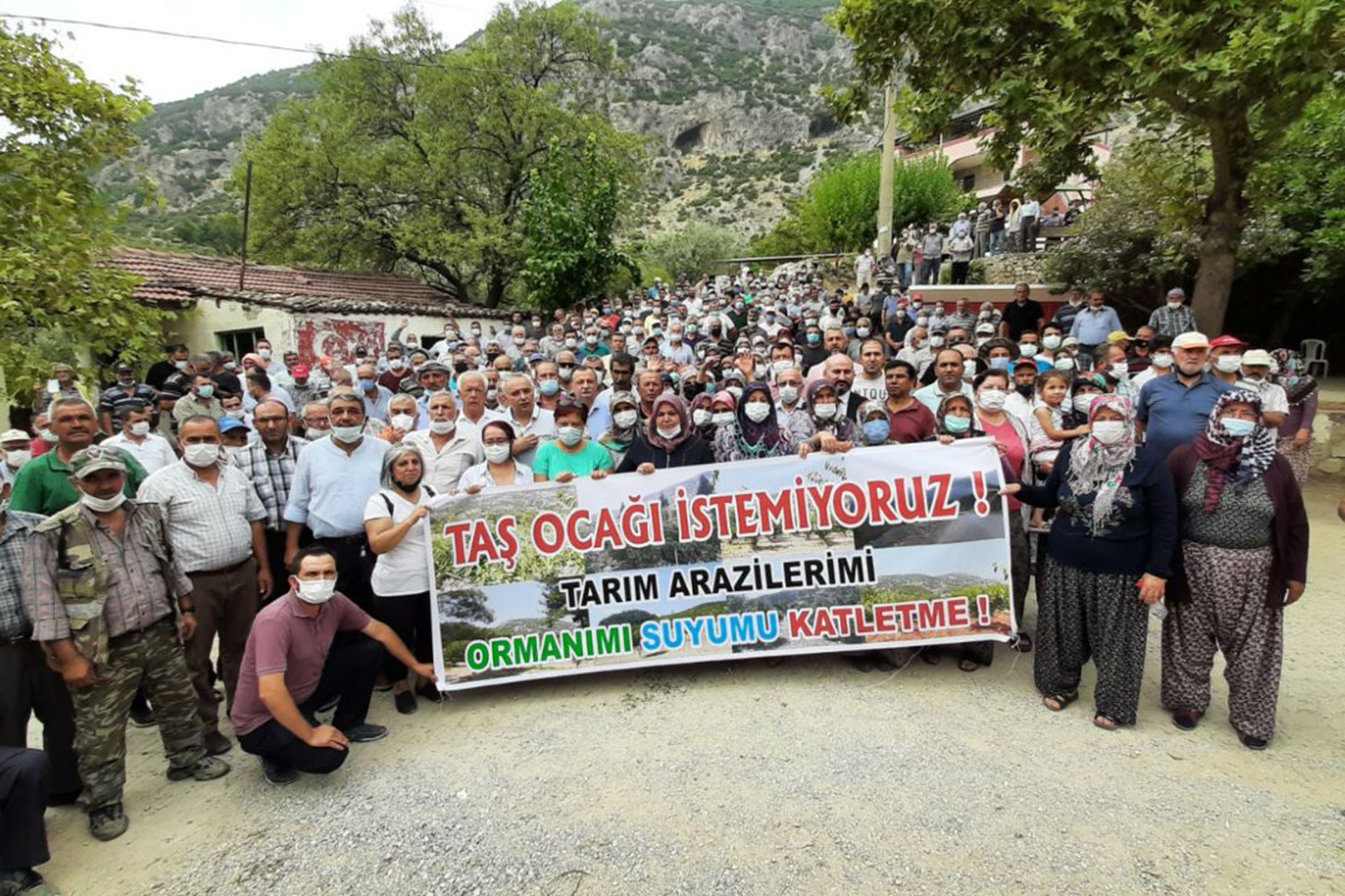 Manisa Şehzadeler ilçesine bağlı Sancaklıkayadibi mahalle halkı taş ocağına karşı eylem yaptı