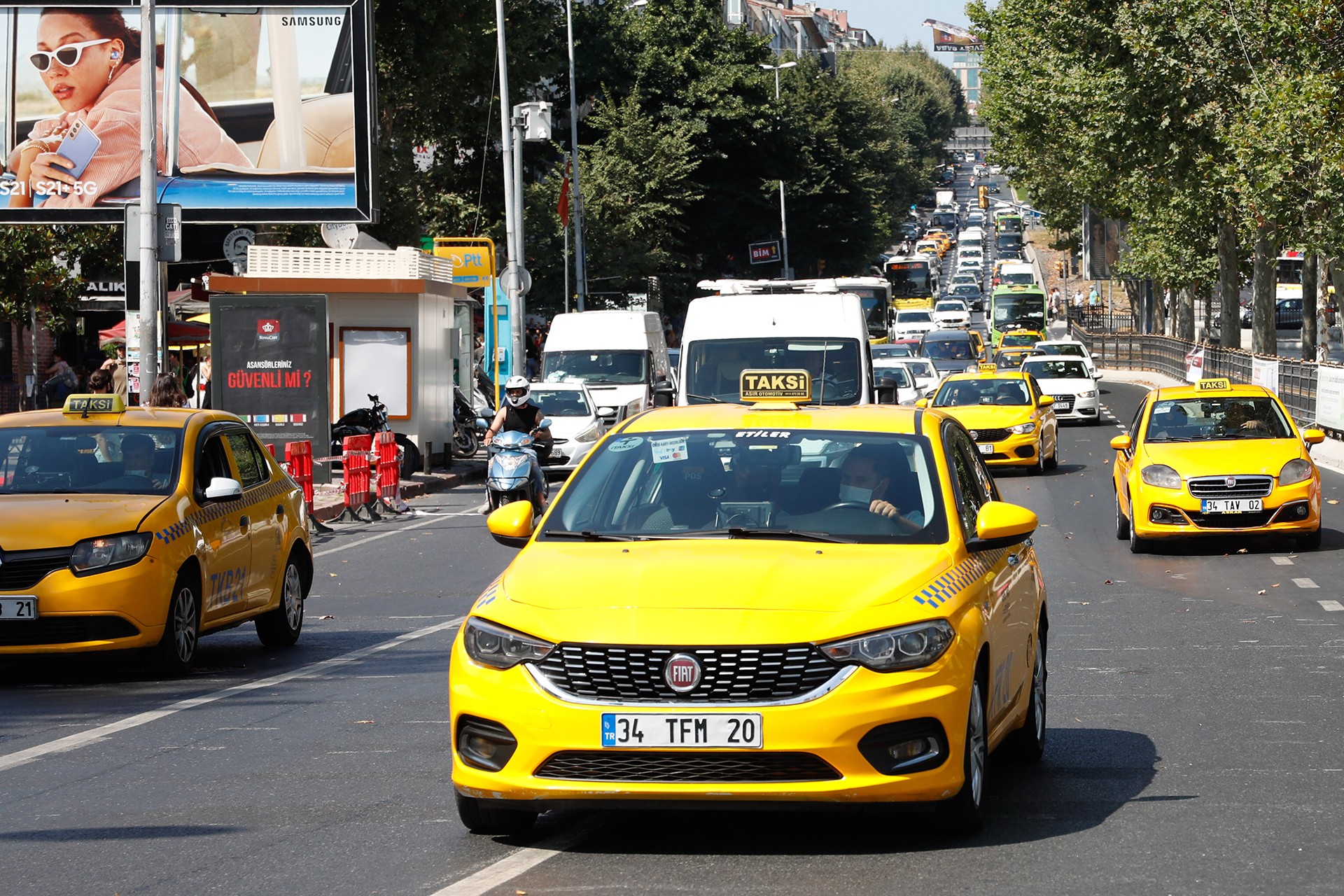 istanbul da yolcular ve taksi soforleri arasinda ucretli yol tartismasi yasaniyor evrensel