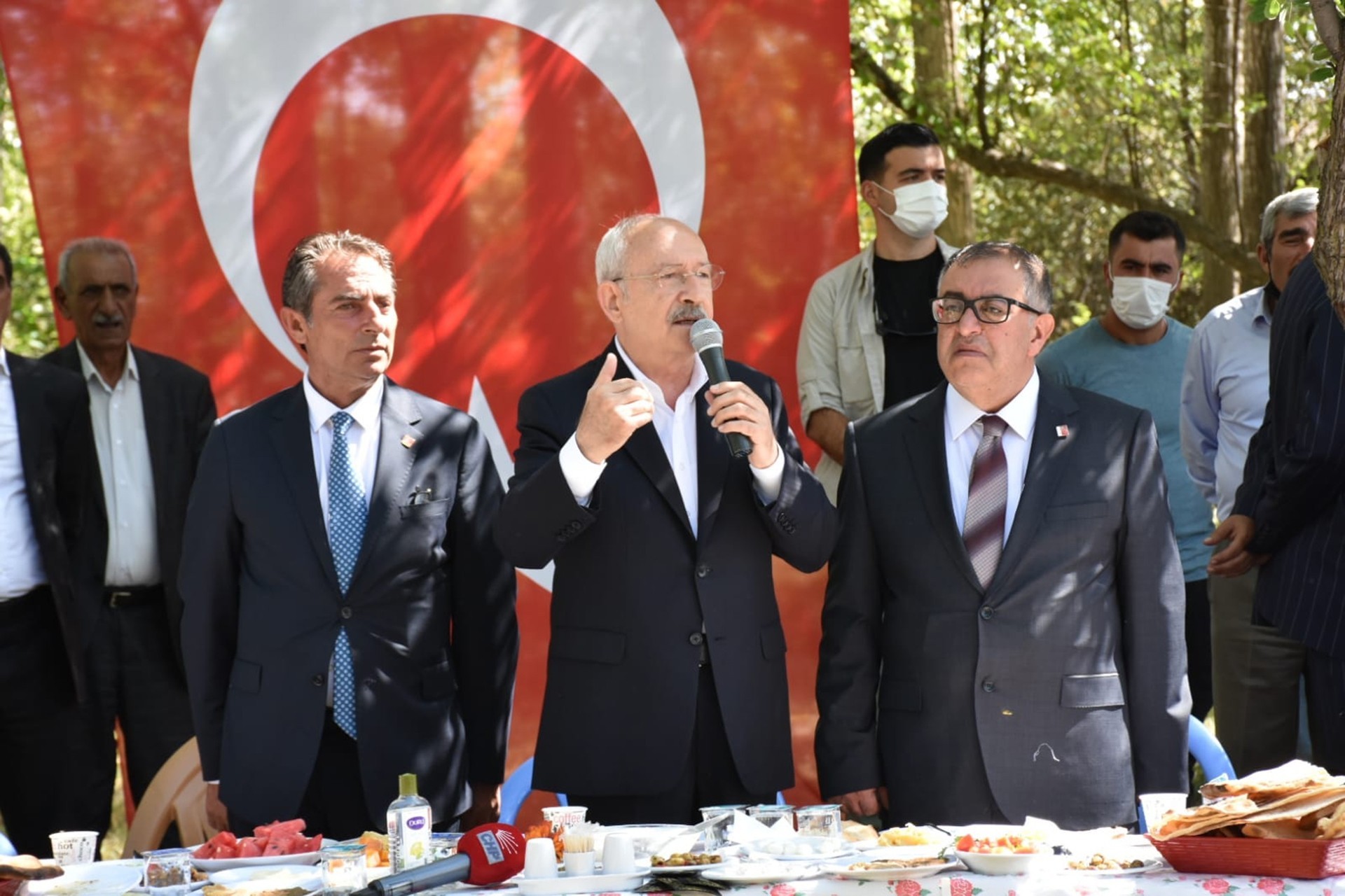 Kemal Kılıçdaroğlu Van ziyareti esnasında konuşma yaparken