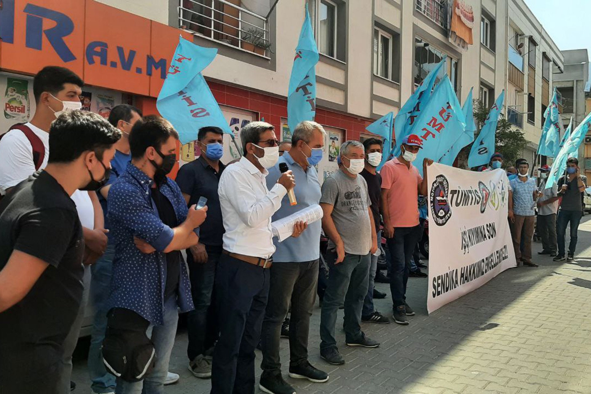 Yemek Sepeti’nin Manisa deposunda üç üyelerinin işten atılmasına ilişkin açıklama yapan TÜMTİS, atılan işçilerin geri alınmasını ve sendikanın tanınmasını talep etti.