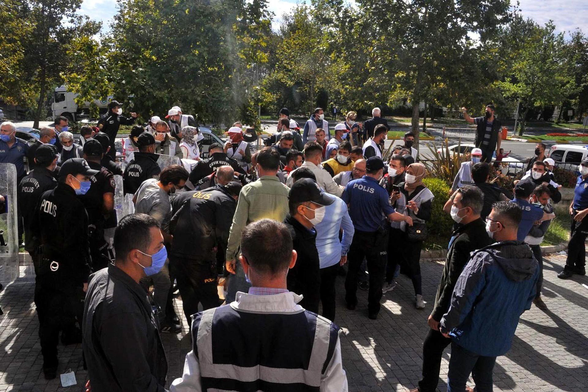 Bel Karper ve AdkoTurk işçilerine polis müdahalesi