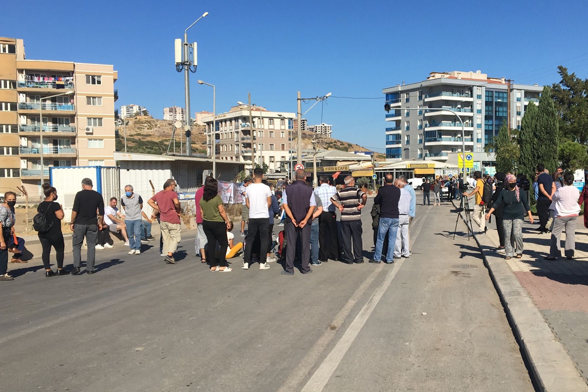 İzmir Çiğli'de Harmandalı semtinde toprak kaymasına neden olduğu düşünülen atık depolama tesisine çözüm bulunmasını isteyen mahalleli yol kapatma eylem yaptı.