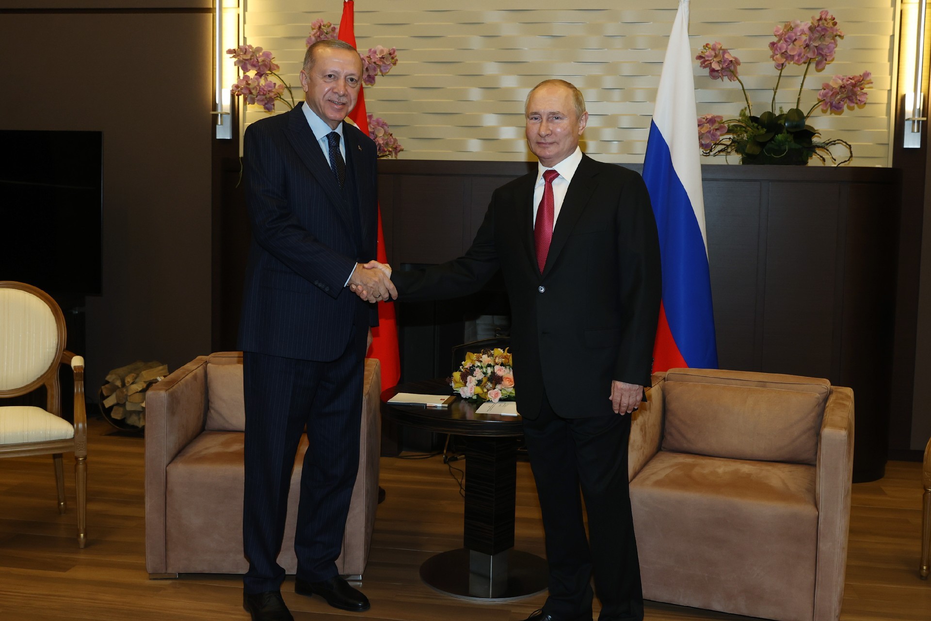 Vladimir Putin (sağda), Tayyip Erdoğan (solda) 