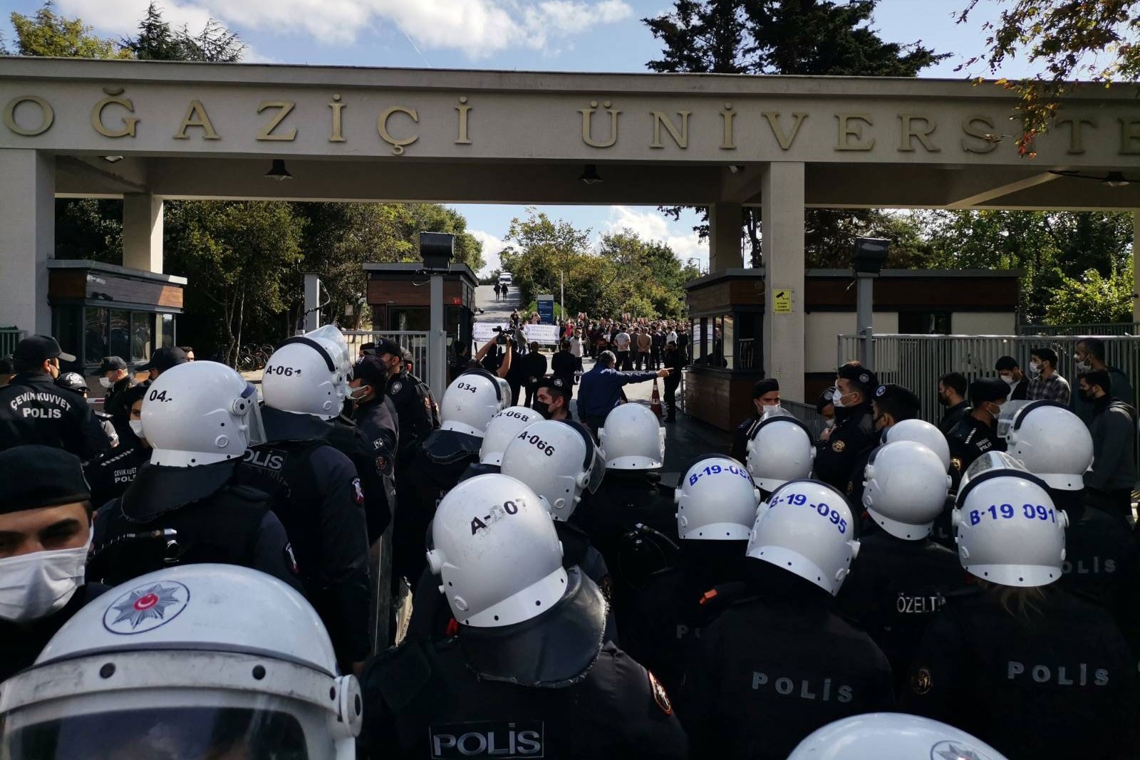 Polisin kapıdaki yığınağı